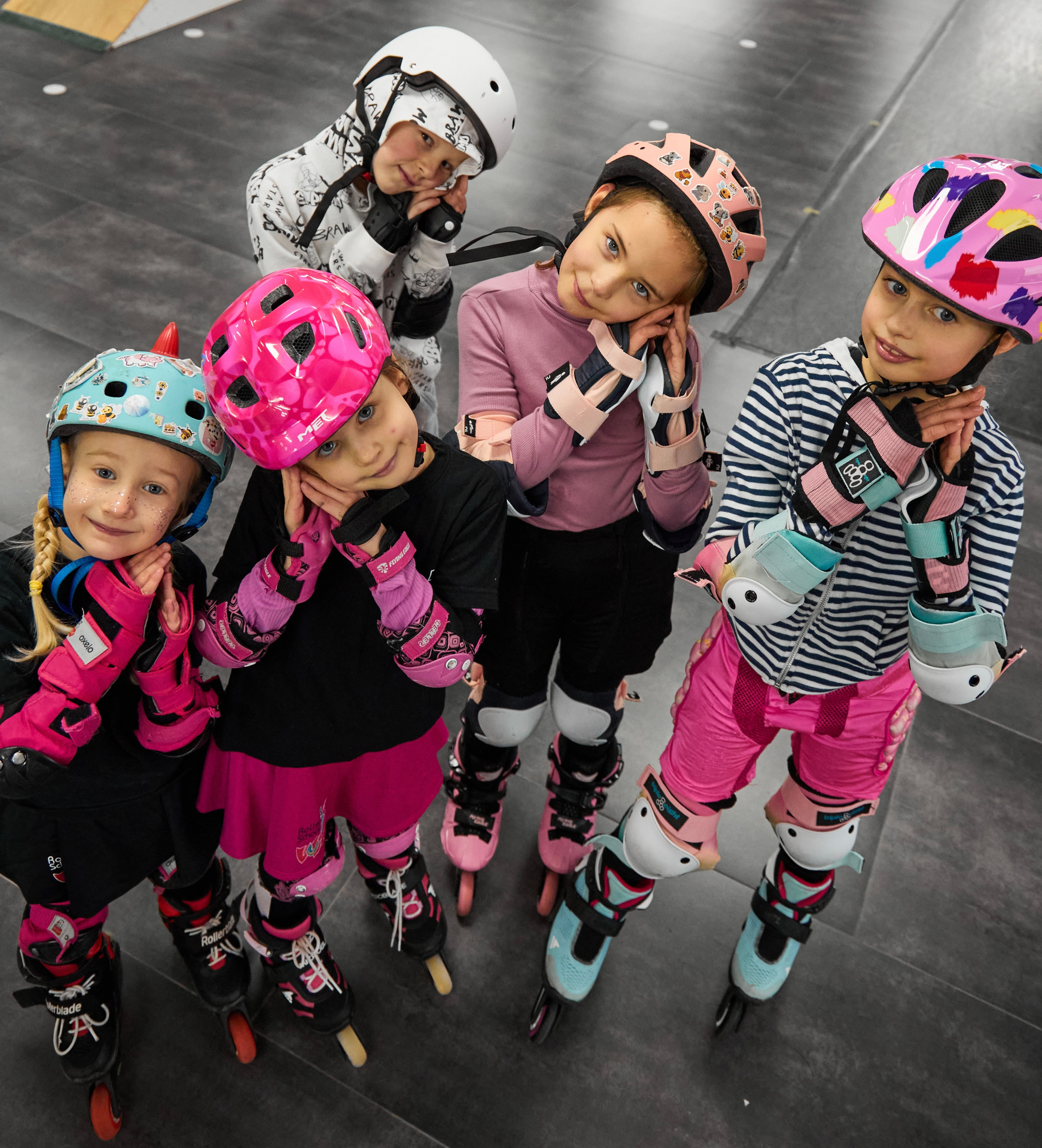 Юні учні Bees Roller School у захисному екіпіруванні